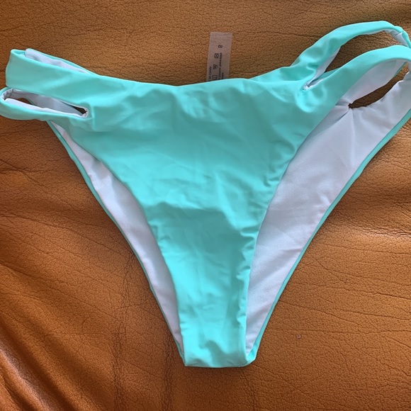 Bikinis - Picture 7 of 16